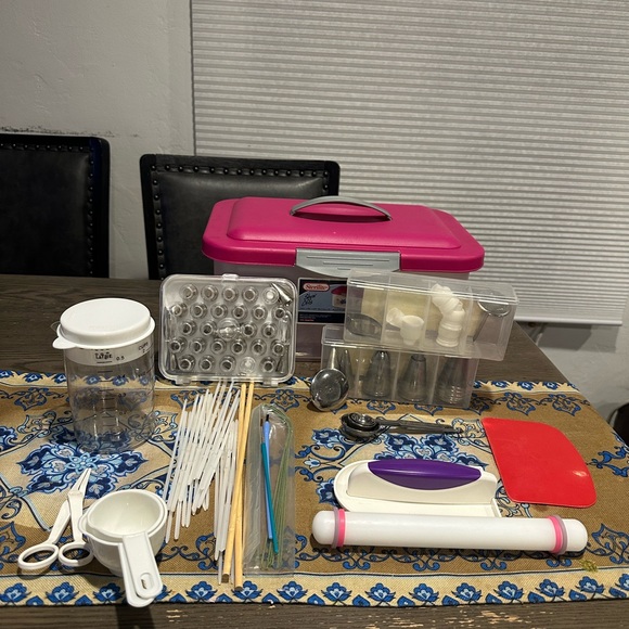 CAKE DECORATING SET